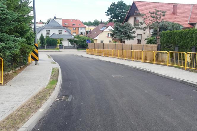 Na ulicy postawiono 26 barierek, które chronią pieszych. Pytanie przed czym?