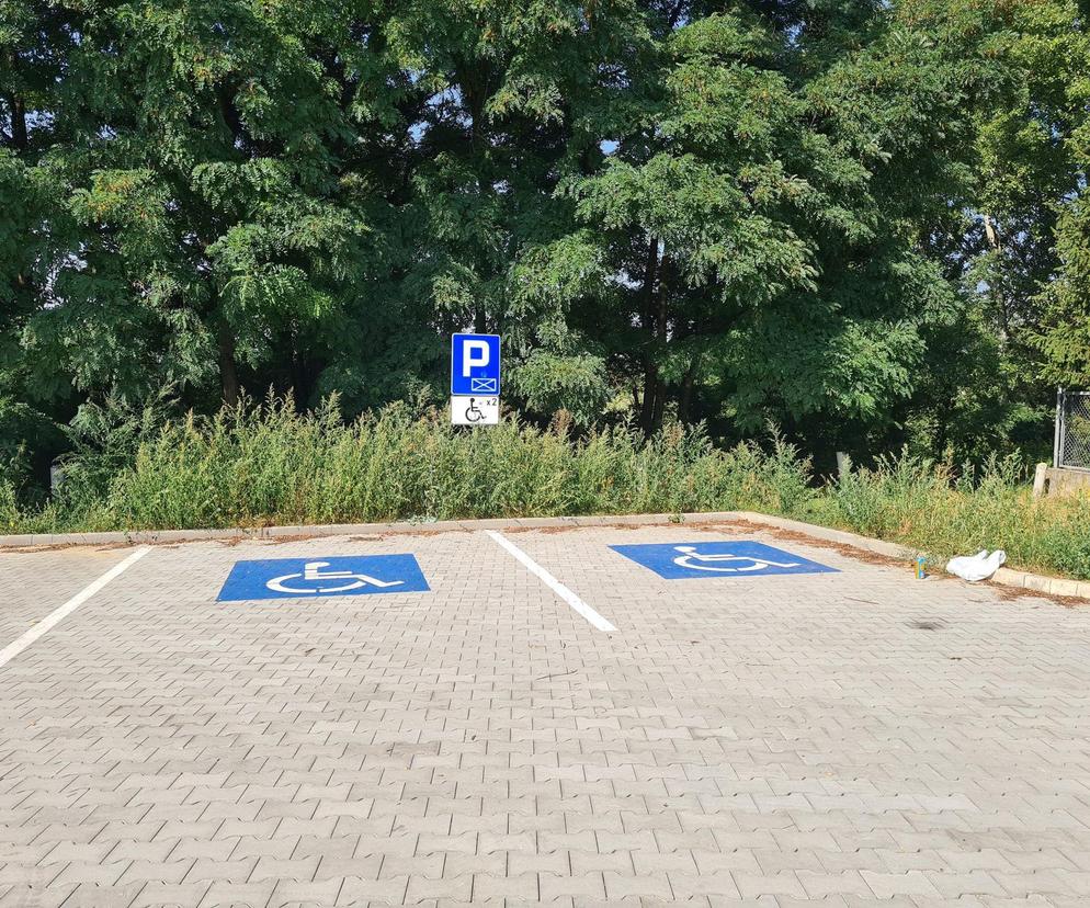 Parking dla niepełnosprawnych na samym końcu parkingu