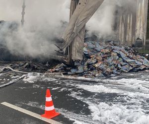 Duże straty po pożarze naczepy i długi paraliż S5
