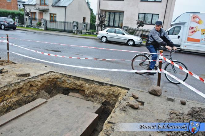 Łódzkie. Podczas budowy znaleziono pomnik Piłsudskiego! Pod ziemią przeleżał 80 lat! [FOTO]