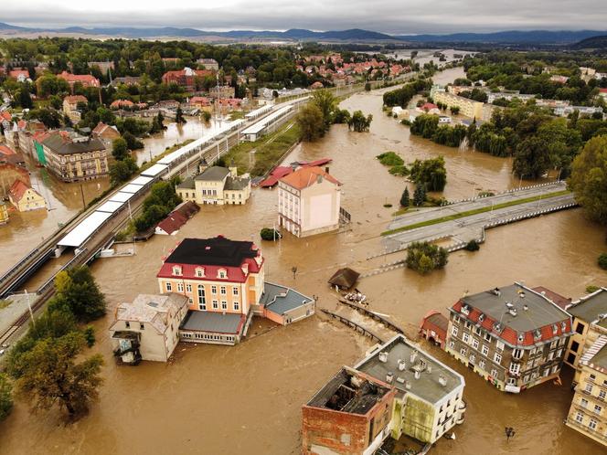 Powódź 2024 w Kłodzku. Miasto tonie, ogrom tragedii widać na zdjęciach z lotu ptaka