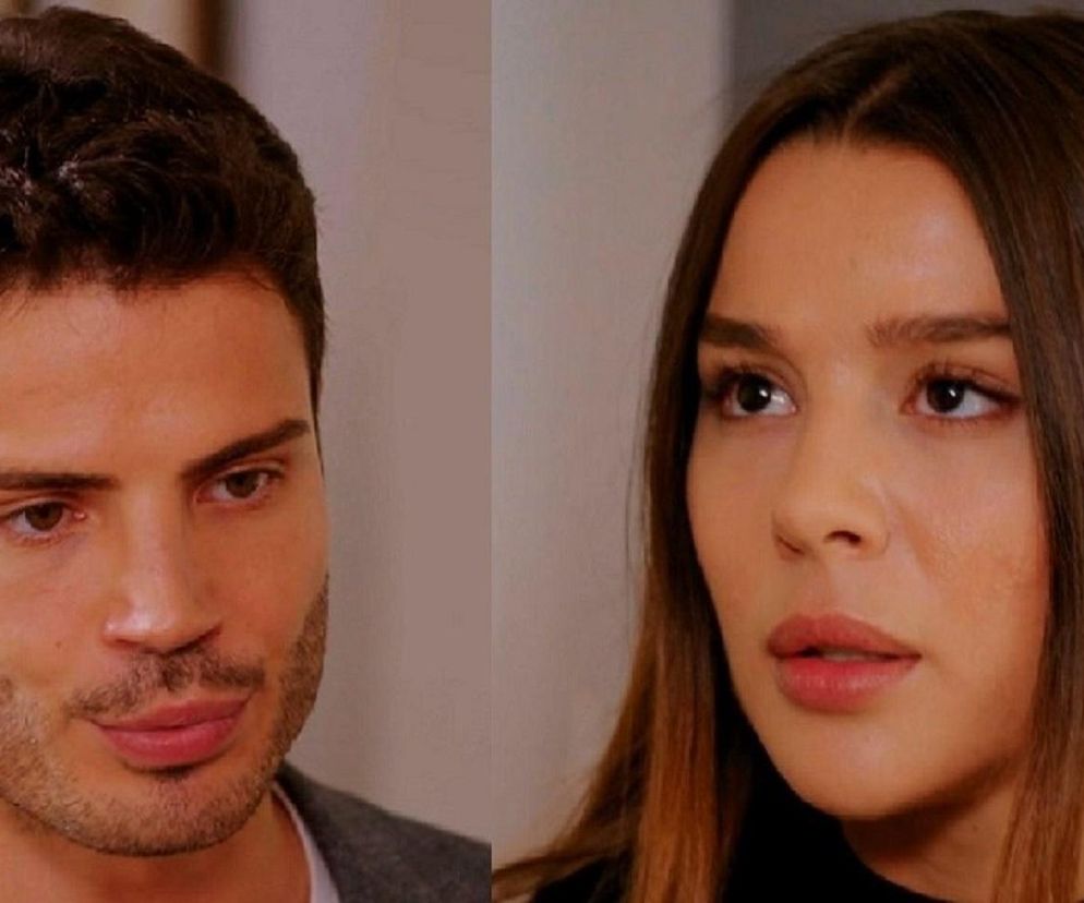 Ege z brodą i Zeynep o ciemnych włosach patrzą na siebie z troską, widoczne są bliskie plany ich twarzy, co oddaje napiętą atmosferę serialu Miłość i nadzieja. O zdradzie Egego i kłamstwach w życiu Zeynep przeczytasz więcej na Super Seriale.