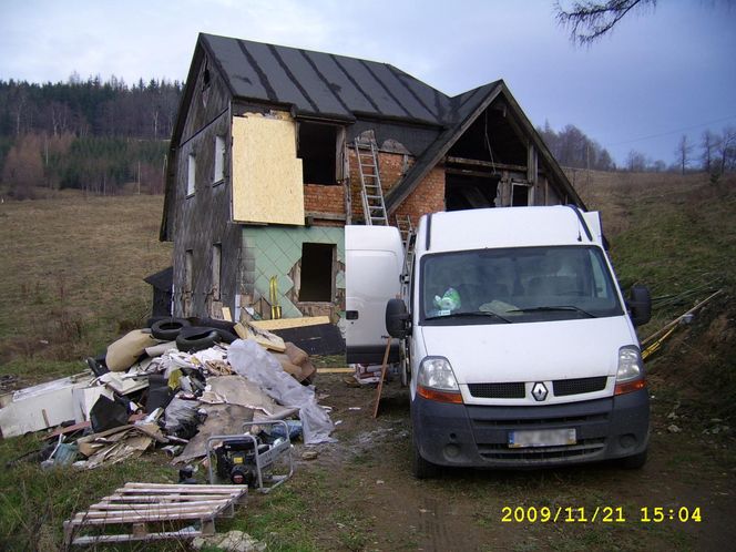 Dom zaraz po przetargu w czasie wywózki śmieci