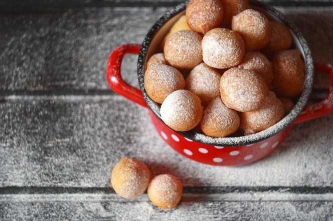 Chrupiące mini pączki dyniowe. Przepis na sezonową przekąskę godną szefa kuchni 