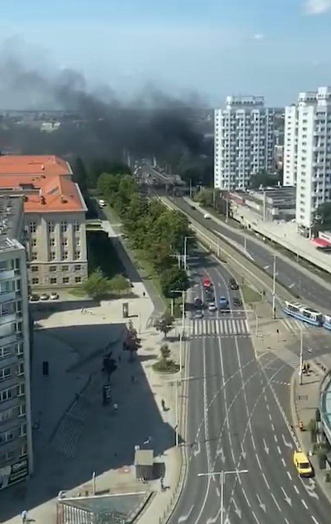 Pożar w centrum Wrocławia. Ogień objął część budynku na Manhattanie