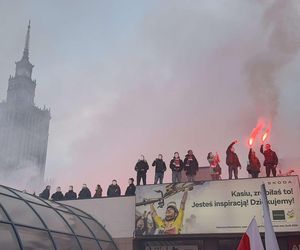 Uczestnicy Marszu Niepodległości weszli na przystanek autobusowy