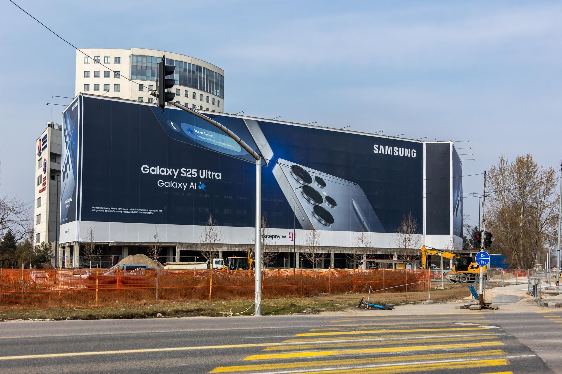 Szkieletor na rogu ulic Sobieskiego i Sikorskiego w Warszawie