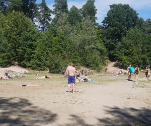 To jedno z największych jezior w Olsztynie. Kusi turystów piaszczystymi plażami