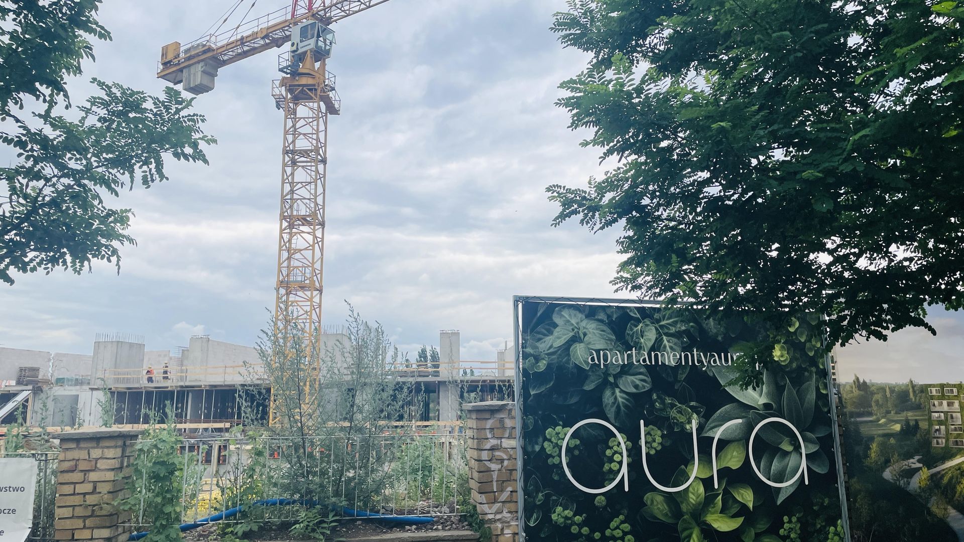 Aura w Poznaniu - aparthotel i zielona fasada