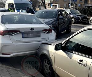 Wypożyczyli auto na minuty, rozbili cztery pojazdy i uciekli. Szuka ich policja