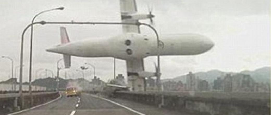 Samolot rozbił się o most