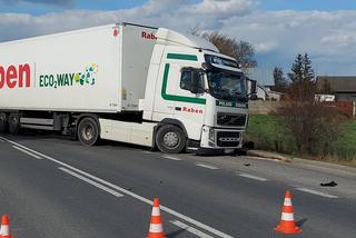 Zablokowana droga krajowa nr 9. TIR zderzył się z autem osobowym