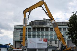 Pył z rozbiórki Szkieletora jest wszędzie. Mieszkańcy mają dość 