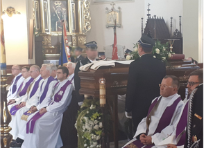 Pogrzeb tragicznie zmarłego księdza Jaromira Buczaka. Tłumy ludzi chcą go pożegnać [RELACJA Z UROCZYSTOŚCI]