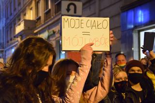 Protest kobiet w Katowicach. Tłumy strajkują przeciwko zakazowi aborcji