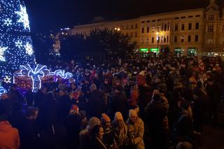 Magia świąt ogarnęła Bydgoszcz! Choinka na Placu Teatralnym zachwyca swoim pięknem!