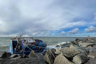 Chwile grozy na morzu! Kuter uderzył w betonowe gwiazdobloki. Co z załogą?