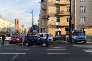 Warszawa. Dwa wypadki na skrzyżowaniu Grójeckiej i Wawelskiej. Autobus zderzył się z pojazdem wojskowym [ZDJĘCIA].