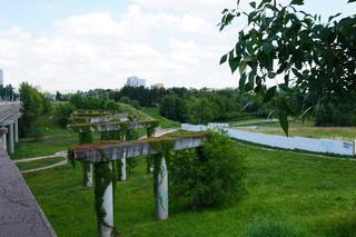 Lublin. „Filary porośnięte bluszczem” i nie tylko. Park Jana Pawła II w lipcowej odsłonie