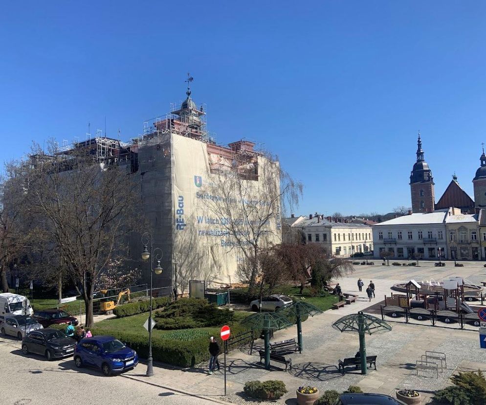 Będą nowoczesne windy.  Ratusz i starostwo bardziej dostępne dla niepełnosprawnych 