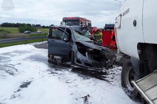 Łódź. Śmiertelny wypadek na drodze krajowej nr 35. Kierowca mercedesa uderzył w tył tira [ZDJĘCIA].