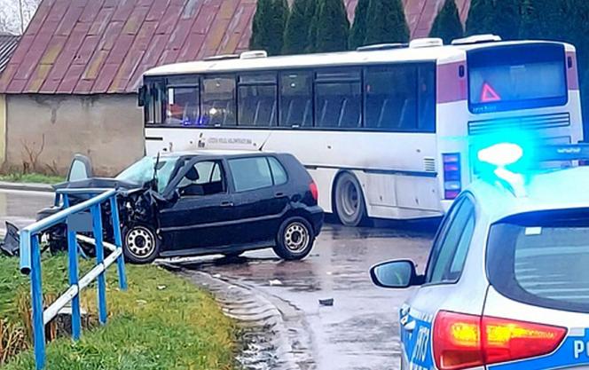 Zderzenie autobusu z dziećmi z volkswagenem! Fatalny wypadek pod Rawą Mazowiecką [ZDJĘCIA]. 