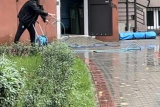 Uratowali kobietę stojącą na parapecie. 2 dni później doszło do tragedii. Jej ciało leżało pod blokiem