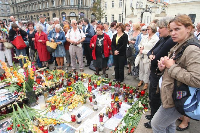 15. rocznica katastrofy smoleńskiej. Burzliwa historia krzyża sprzed Pałacu Prezydenckiego