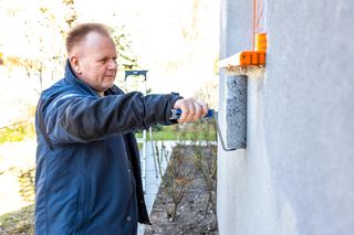 Odśwież elewację z Wieśkiem Skibą! Zobacz, jak pomalować fasadę domu krok po kroku!