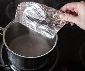 Jak wyczyścić przypalony garnek. 7-minutowa metoda na duże przypalenia