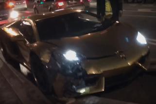 Kosztowna kraksa w centrum Warszawy. Złote lamborghini rozbite [WIDEO]