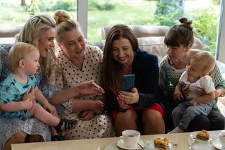 Na dobre i na złe odc. 857. Marianna (Magdalena Kajrowicz), Brajanek (Ksawery Sudoł), Matylda (Amelia Czaja), Wioletta Gąsior (Urszula Gotowicka), Edzio (Franciszek Kurek), Jadzia (Aldona Jankowska)