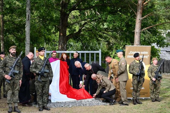 Młody żołnierz zginął na granicy z Białorusią. Odsłonili pomnik na jego cześć. „Niech będzie symbolem”