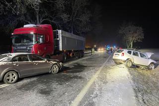 Karambol czterech pojazdów po opadach śniegu w Karolewku koło Leszna [ZDJĘCIA] 