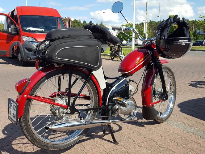 Fani starych polskich motorowerów z Bzyk Raider ze Swarzędza zrobili sobie postój w Lesznie