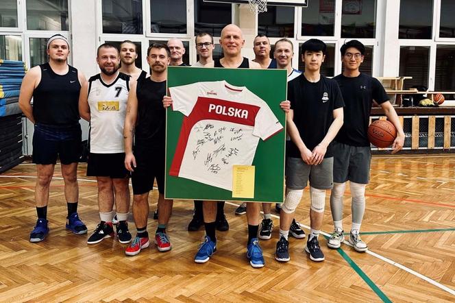 Wrocławskie aukcje sportowe na WOŚP 2024. Wygraj koszulkę z podpisami koszykarskiej reprezentacji Polski!