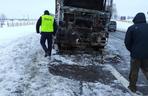 Dramatyczna akcja na krajowej 17-tce. Kabina ciężarówki stanęła w płomieniach