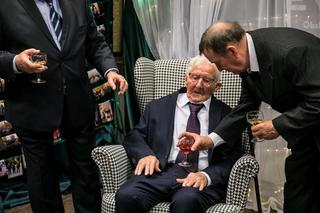 Walczył w II wojnie światowej i uciekał przez wiele lat. Życie pana Edwarda to gotowy scenariusz na film! [ZDJĘCIA]