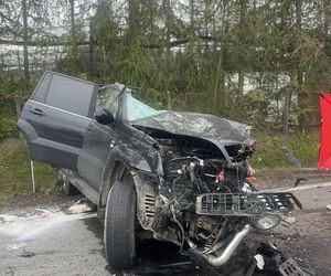 Tragedia pod Warszawą. Auto zderzyło się czołowo z tirem. Nie żyją dwie osoby, jedna jest ciężko ranna