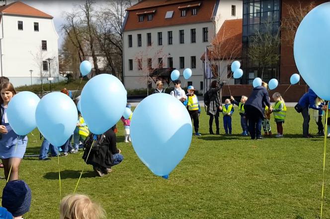 Niebieskie baloniki pofrunęły do nieba