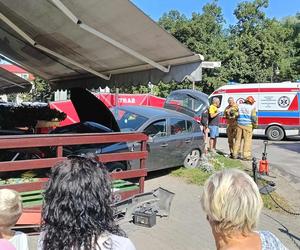 Świętokrzyskie: Dramatyczny wypadek w centrum Pińczowa. Auto wjechało w ogródek na rynku