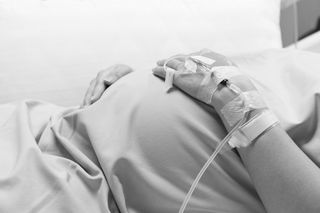 34-letnia Justyna zmarła na skutek sepsy, była w piątym miesiącu ciąży. Kazali jej rodzić naturalnie
