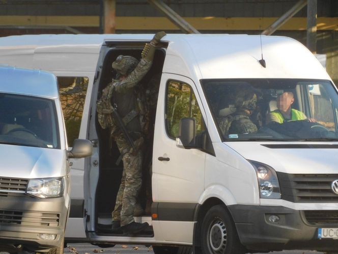 Strzały i wybuchy w Warszawie. Helikoptery nad miastem, na ulicach uzbrojone pojazdy! Co się dzieje? 	