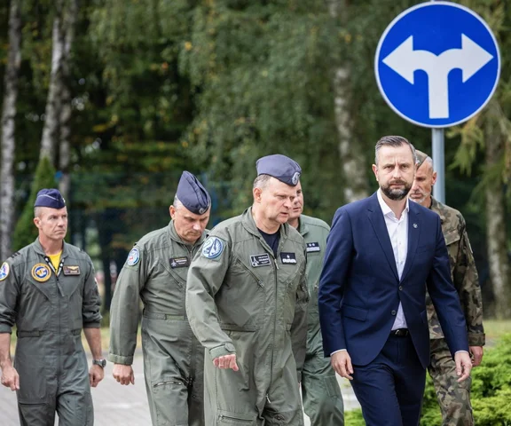 Szef MON po katastrofie. Rodzina mjr. Krakowiana otoczona opieką