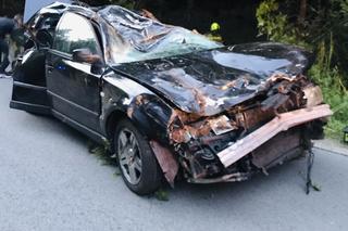 Młody kierowca stracił panowanie nad volkswagenem i dachował. Trzech nastolatków trafiło do szpitala