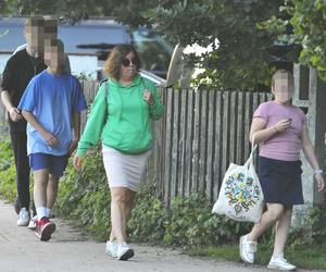 Rodzina Morawieckich przyłapana na skromnych wakacjach. Żona premiera wskoczyła w kostium kąpielowy