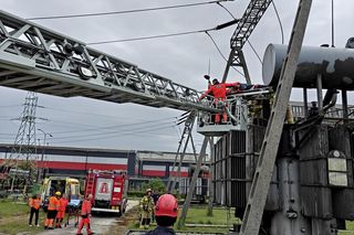 Kielce. Atak padaczki na szczycie transformatora. Poszkodowany transportowany podnośnikiem [ZDJĘCIA].