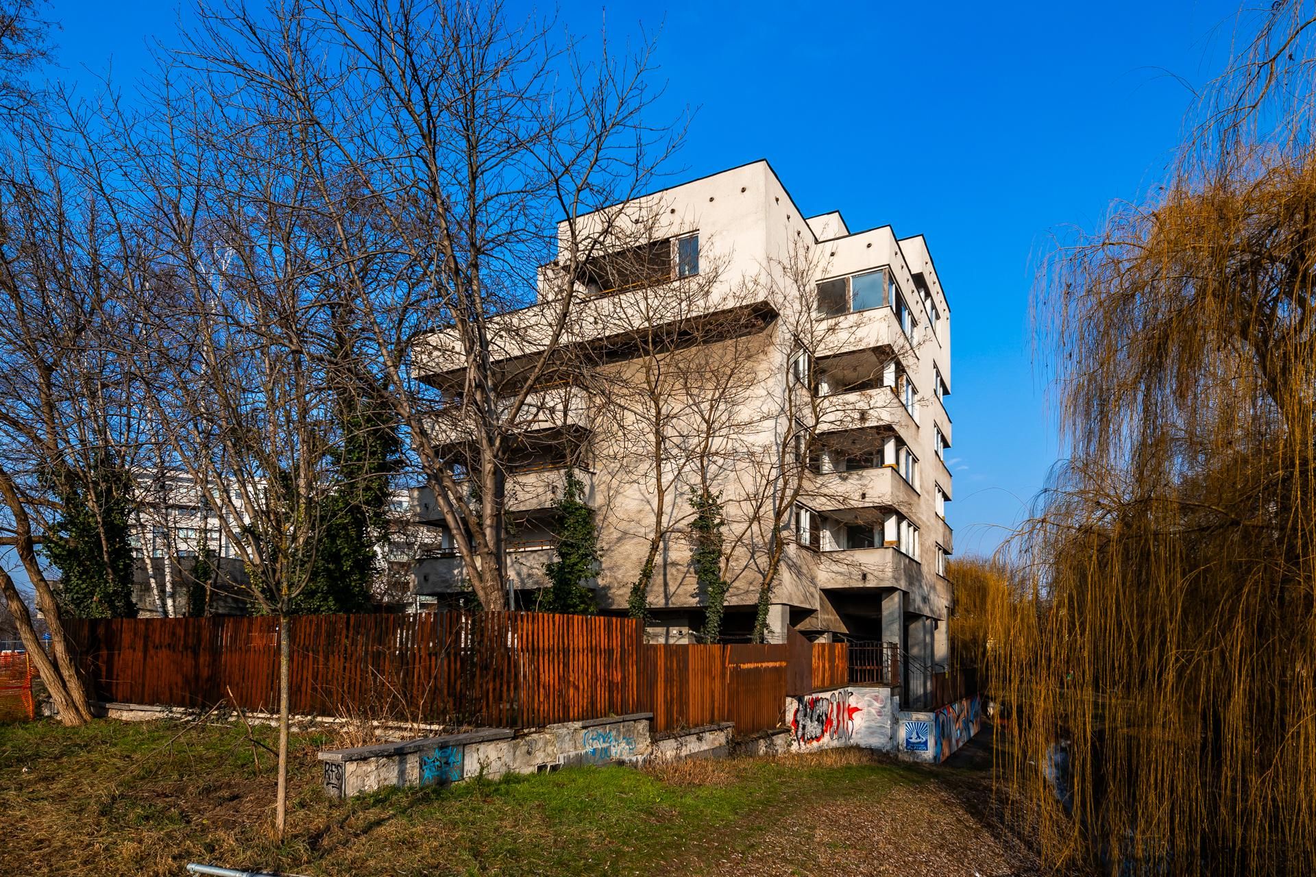 Szpiegowo, blok na Sobieskiego 100 w Warszawie