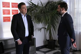 Barwy szczęścia odc. 1438. Artur Chowański (Jacek Rozenek), Piotr Walawski (Piotr Jankowski)