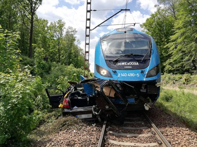 Koszmarny wypadek w Mikołowie! Kobieta w BMW wjechała pod pociąg